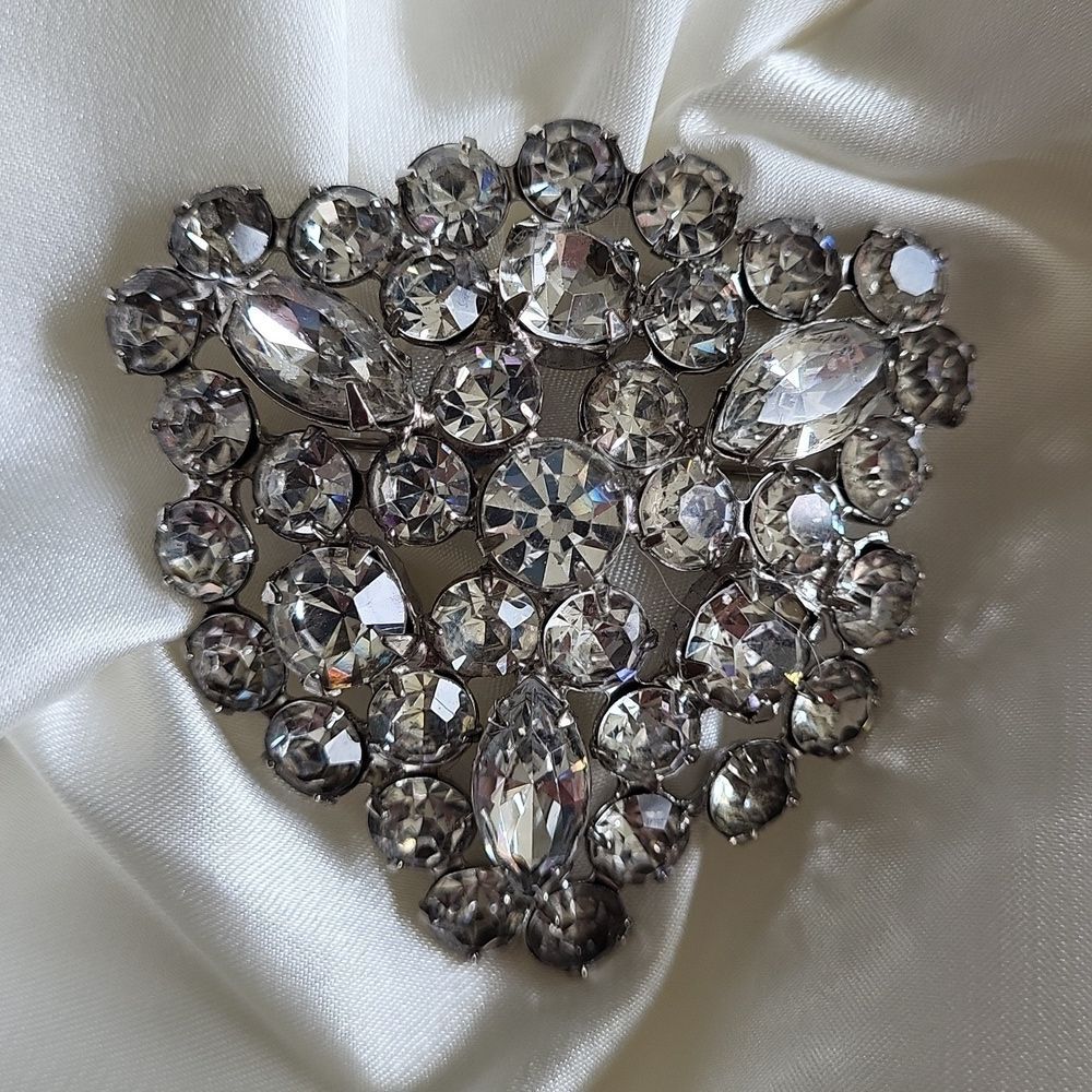 Vintage Heart Rhinestone Brooch – Mid-Century Sparkle with a Story 💎